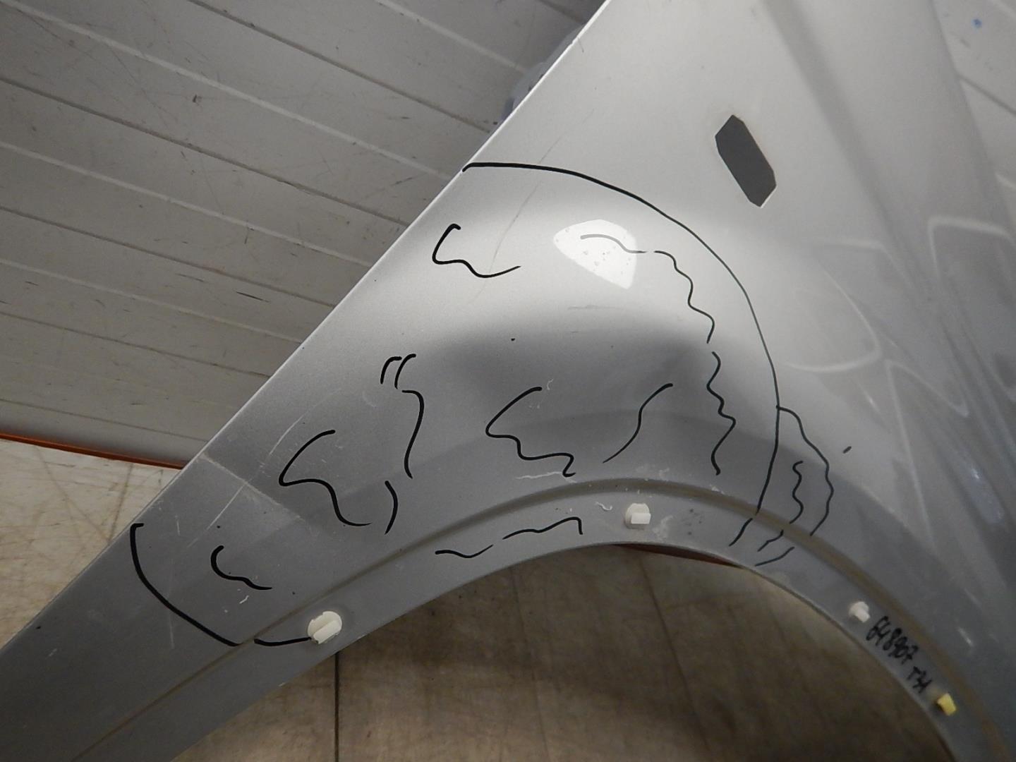 Крыло переднее правое