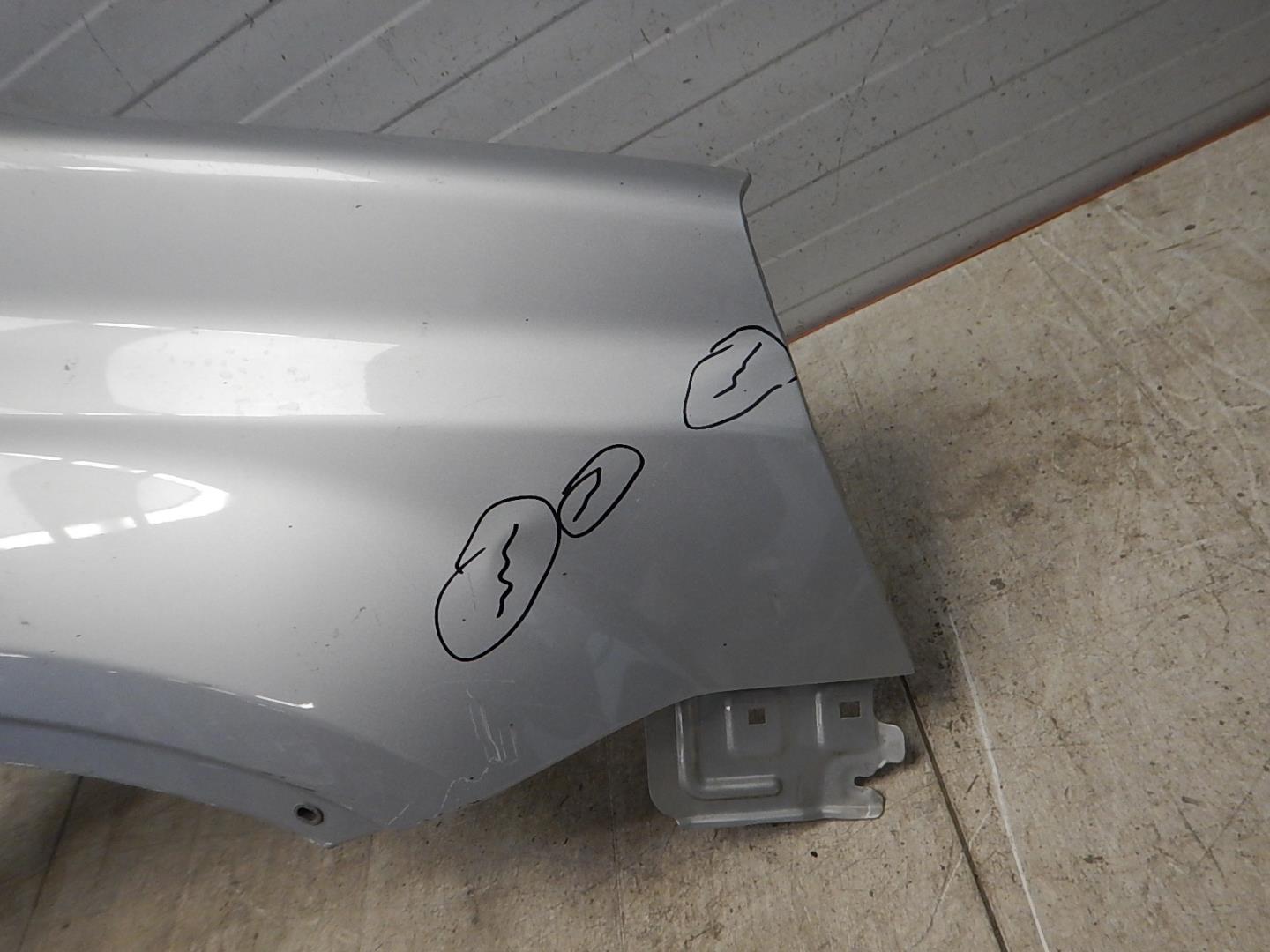 Крыло переднее правое