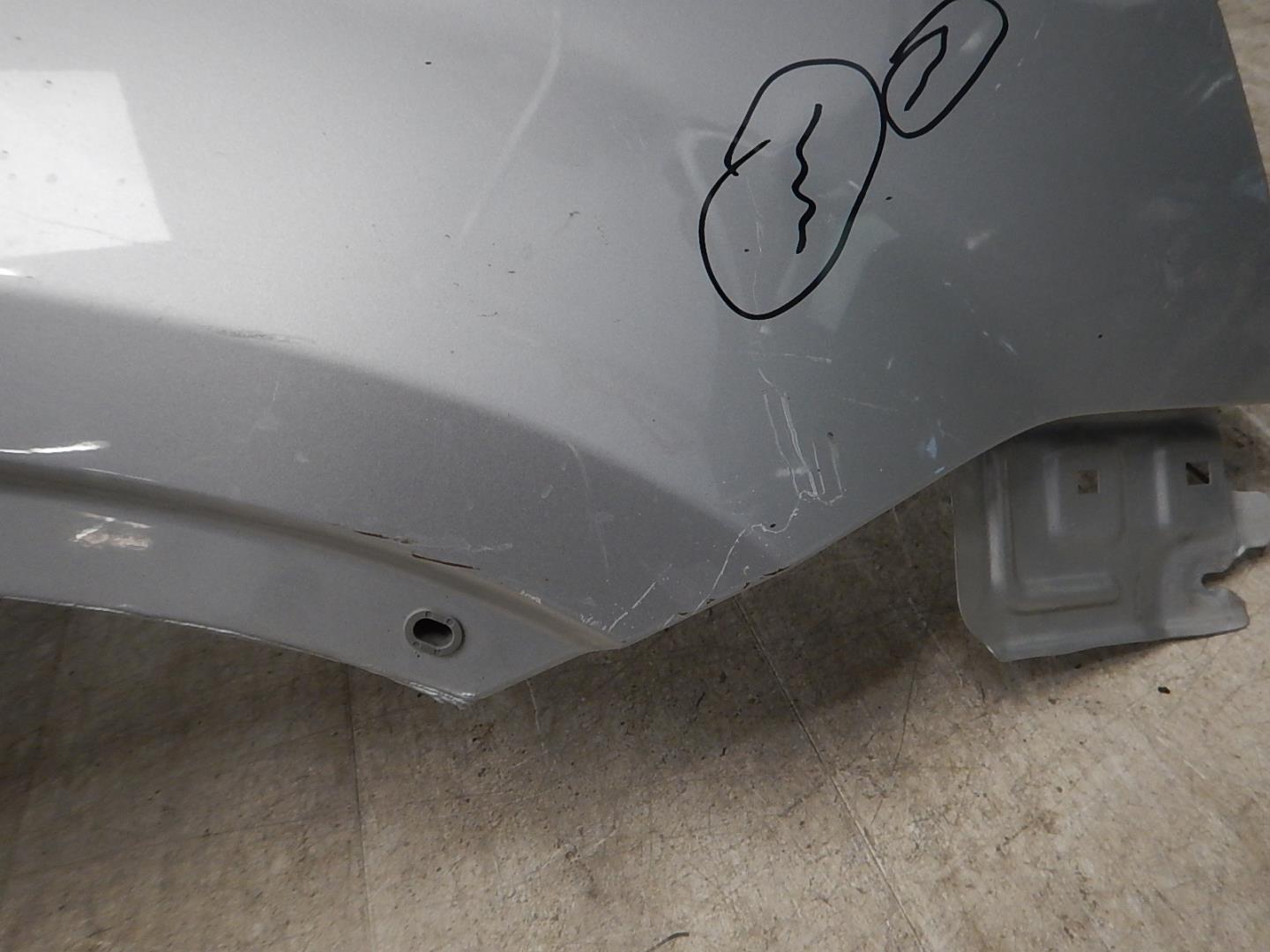 Крыло переднее правое