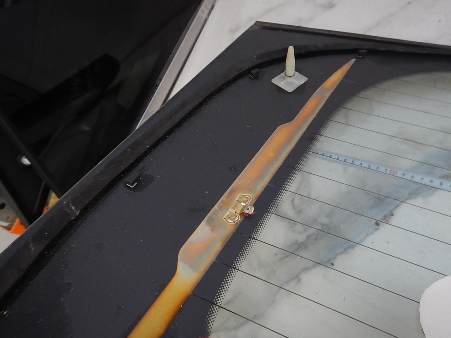 Стекло двери багажника