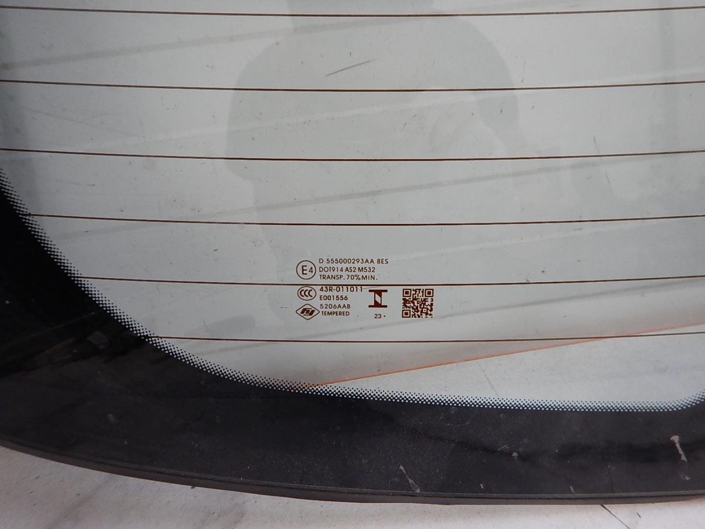 Стекло двери багажника