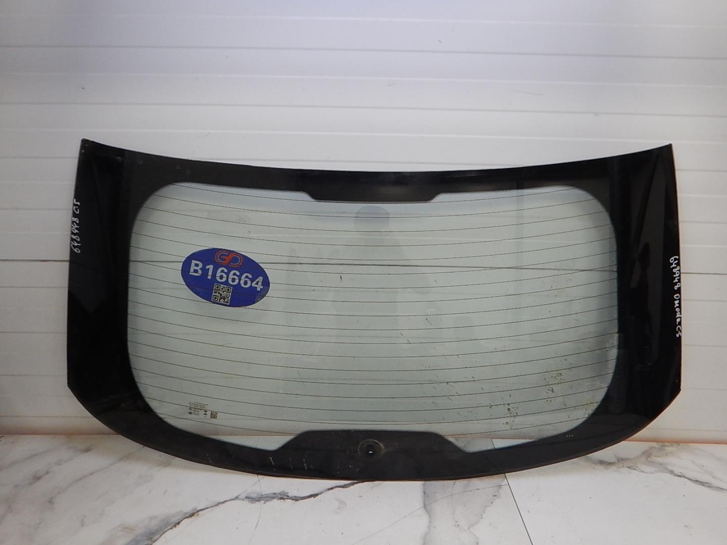 Стекло двери багажника