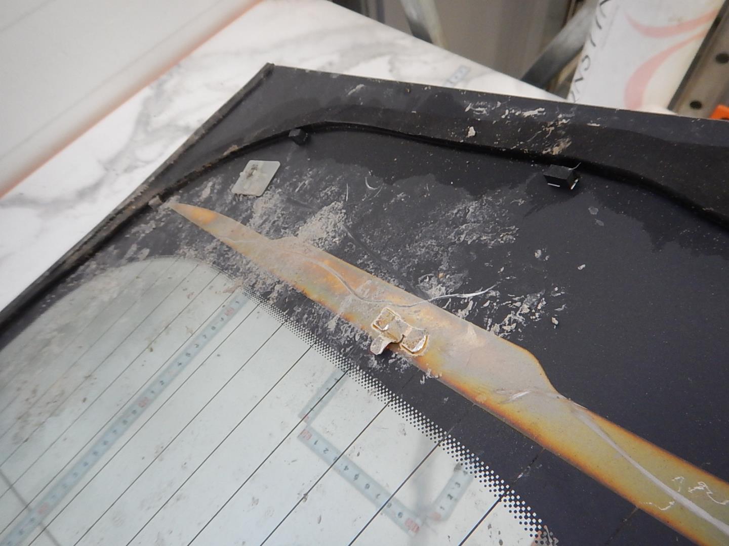 Стекло двери багажника