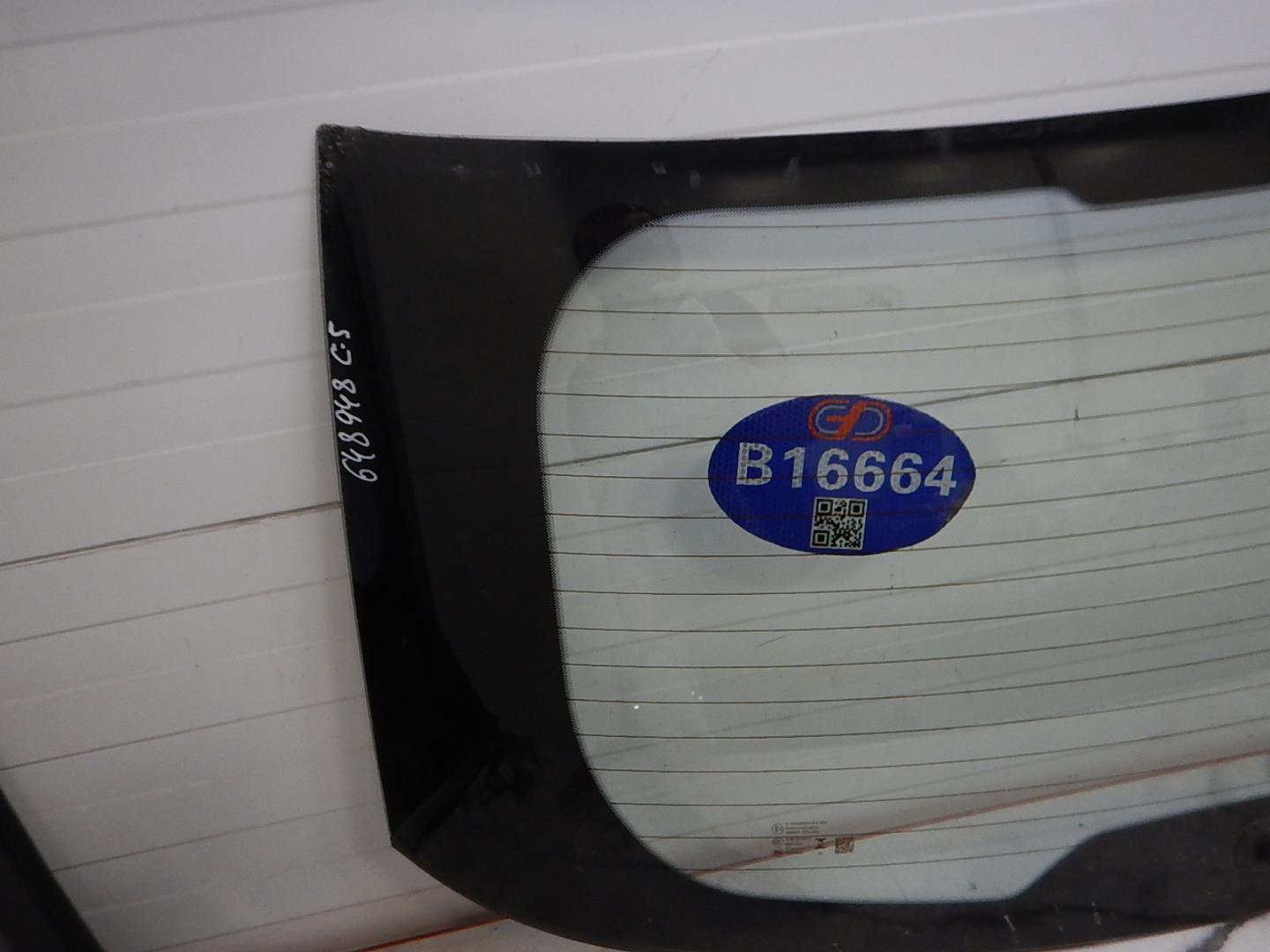 Стекло двери багажника