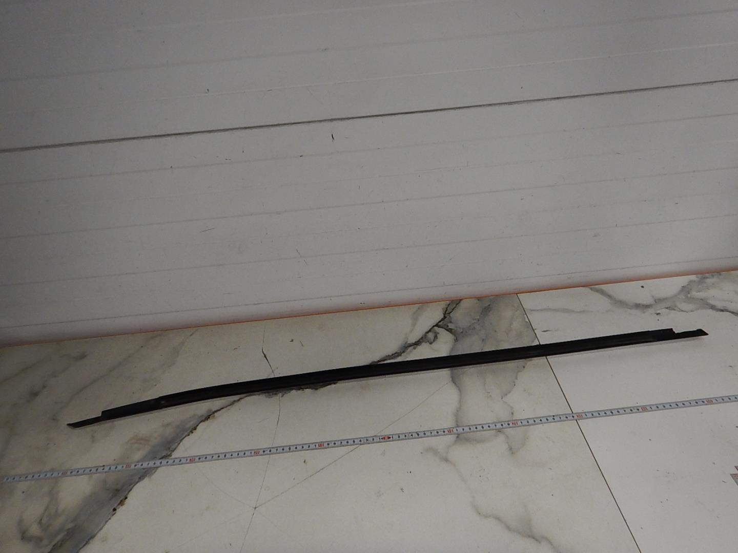 Накладка лобового стекла левая