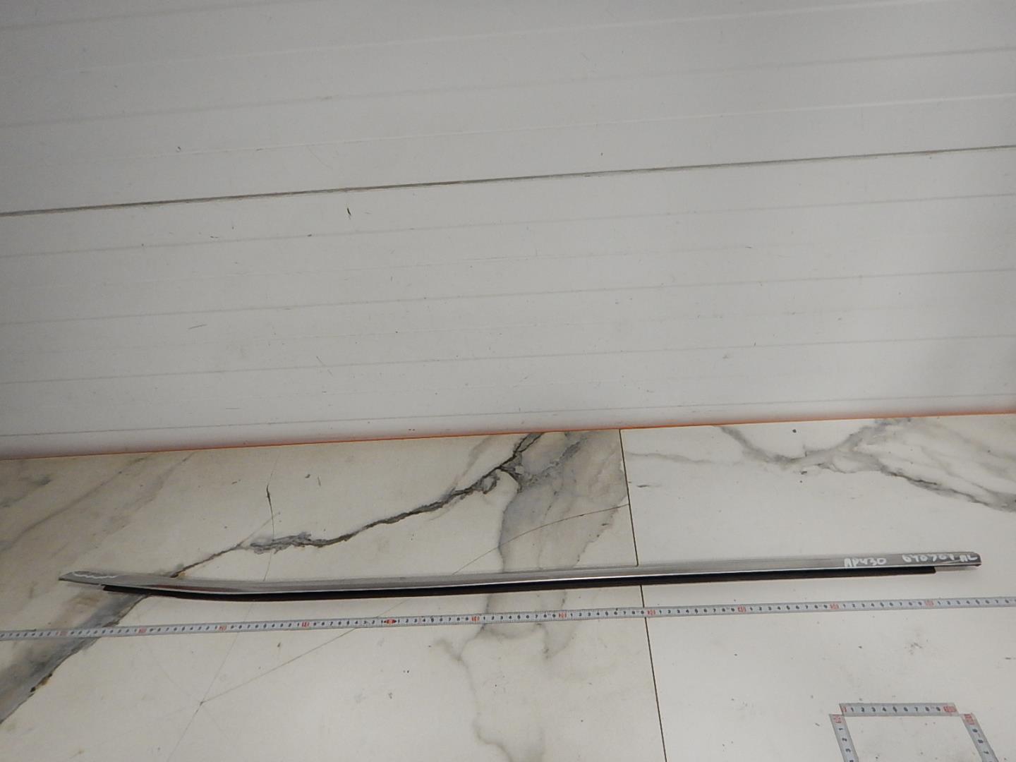 Накладка лобового стекла левая