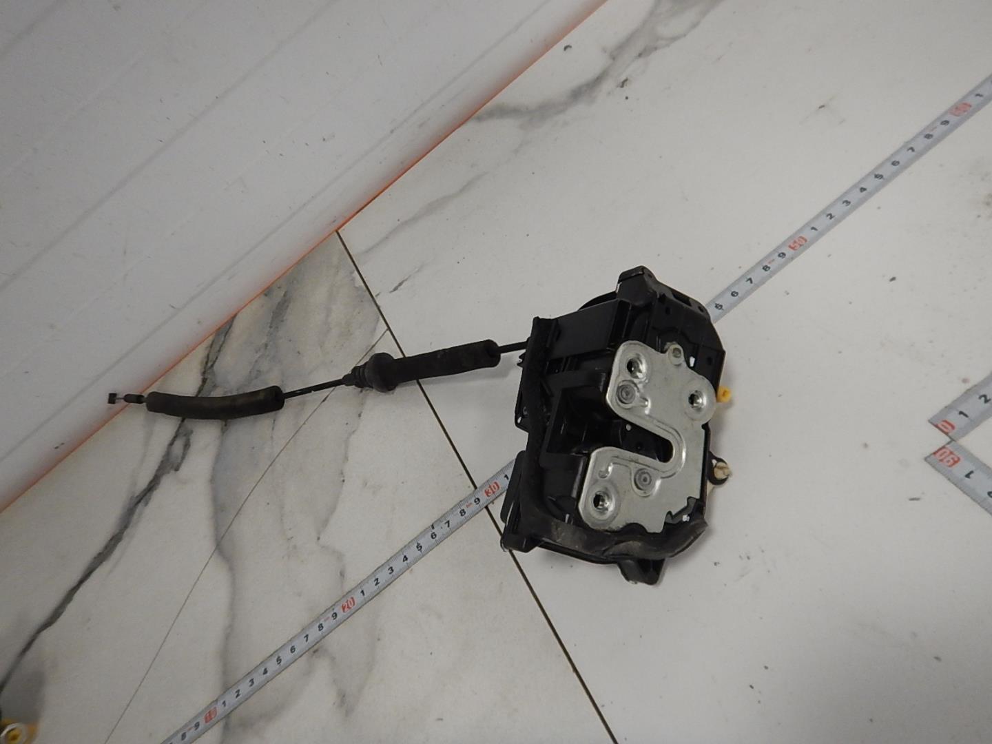 Замок двери передней левой