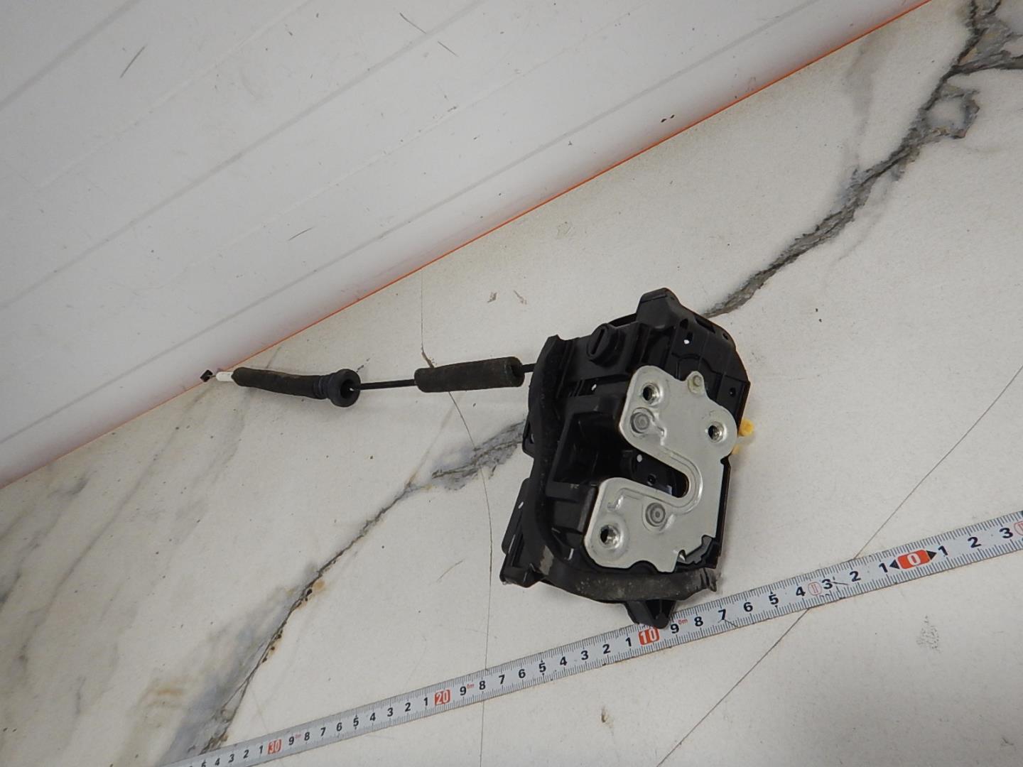 Замок двери задней левой