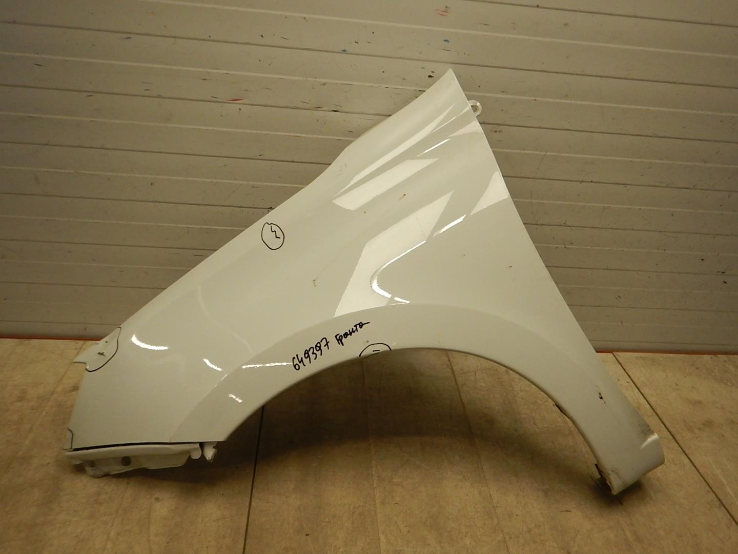 Крыло переднее левое