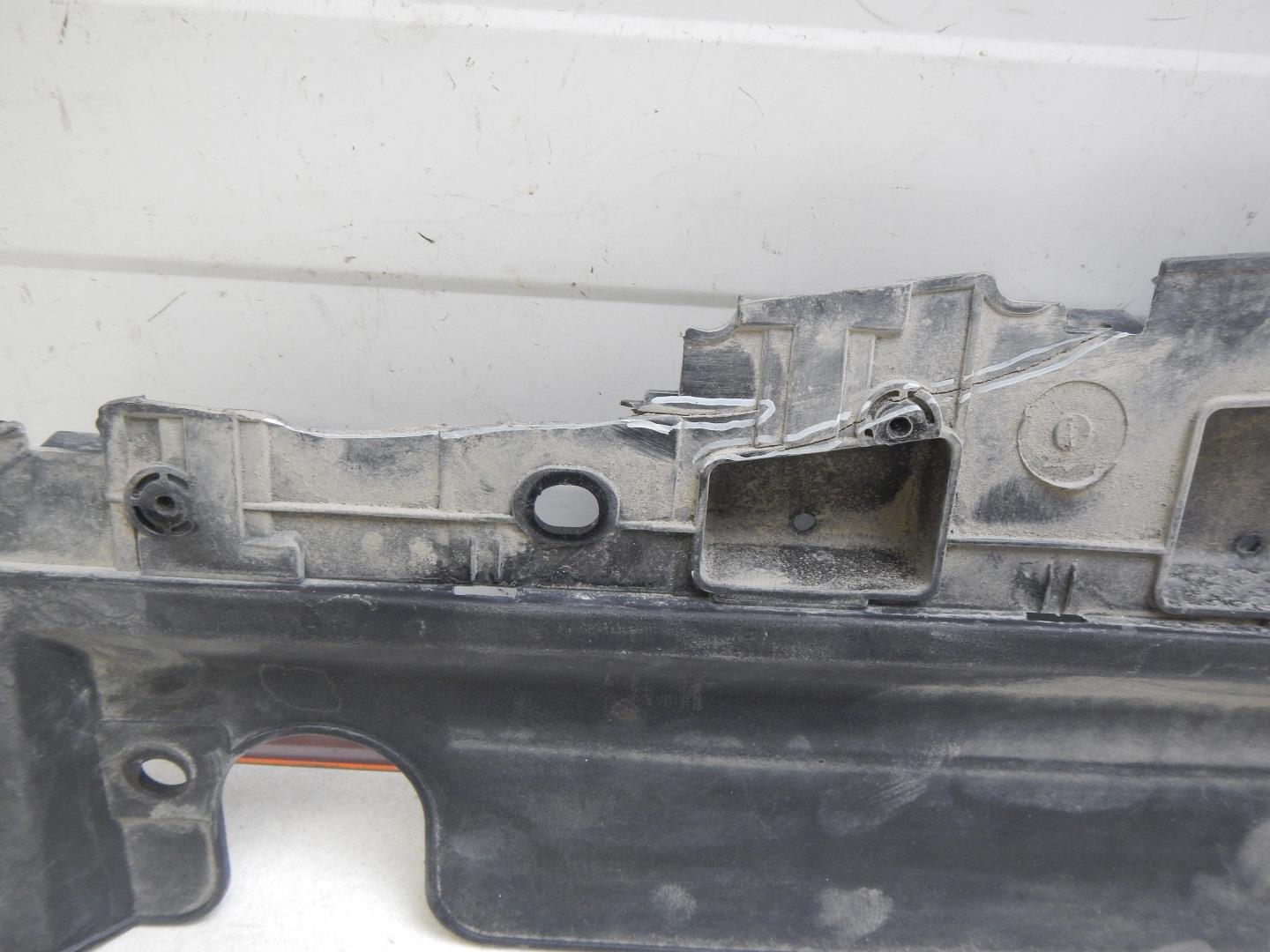 Кожух замка капота