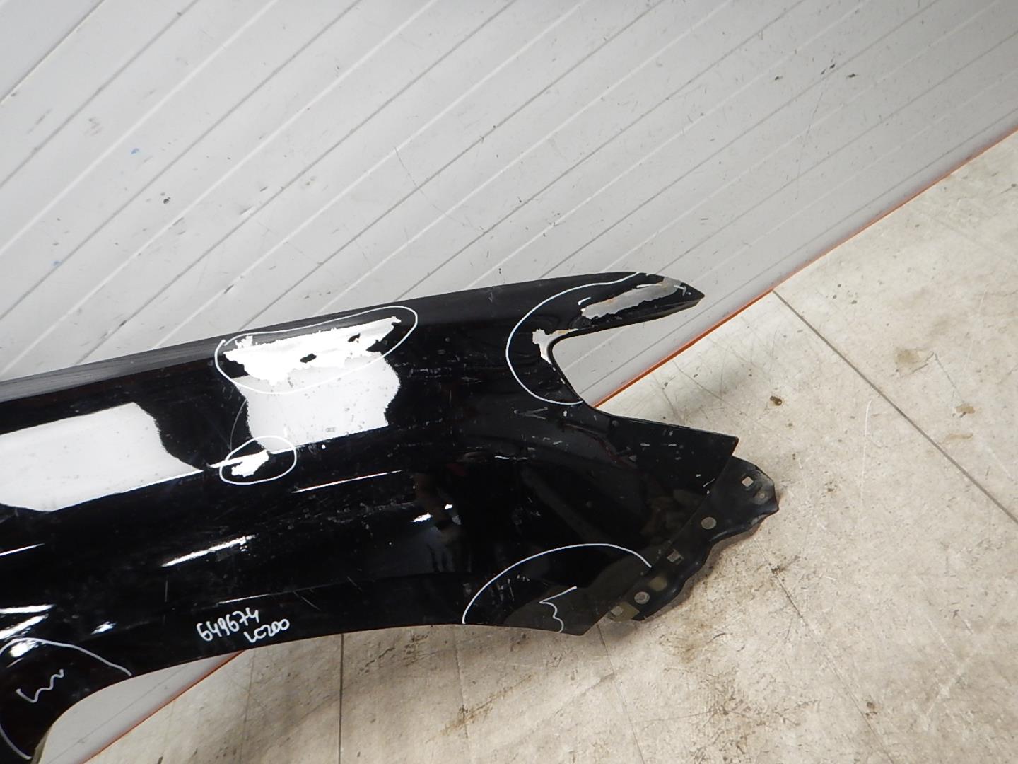 Крыло переднее правое