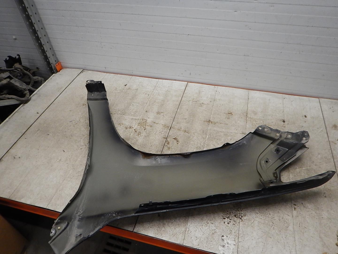 Крыло переднее правое