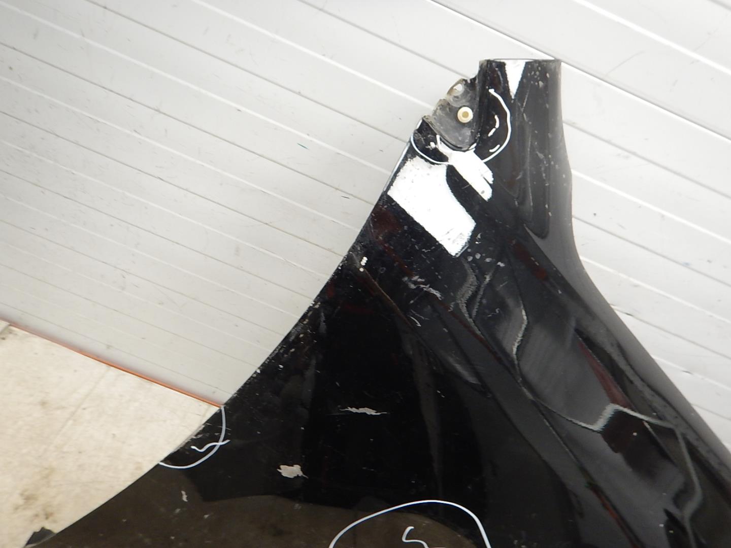 Крыло переднее правое