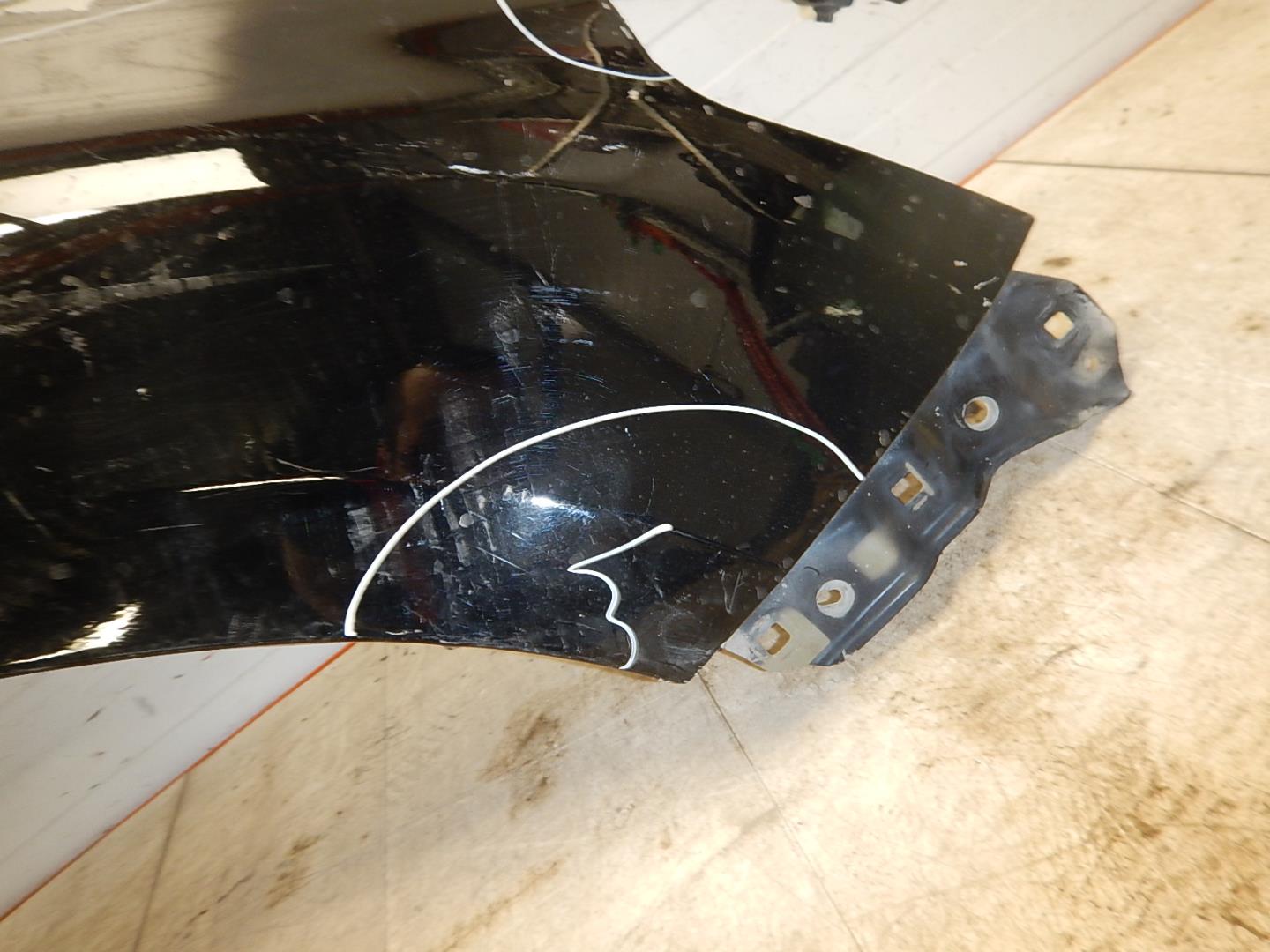 Крыло переднее правое