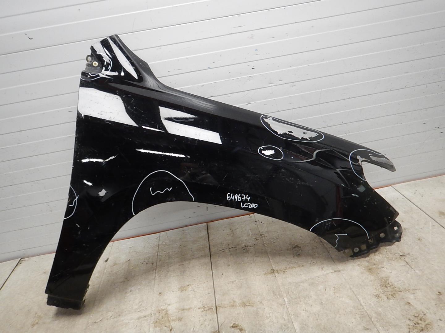 Крыло переднее правое