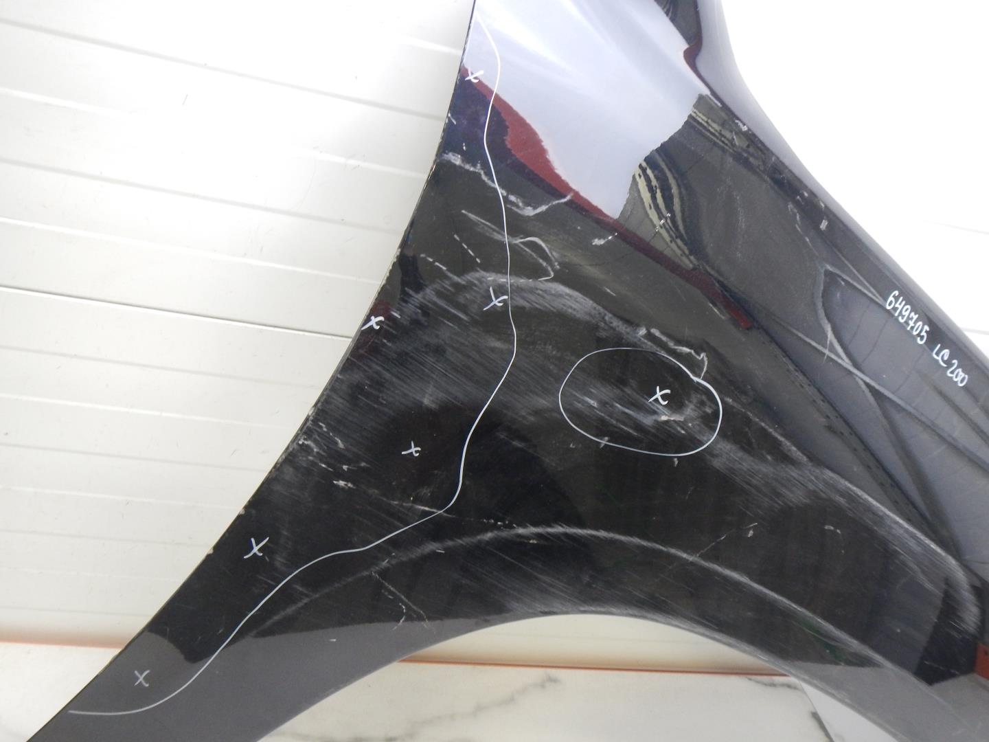 Крыло переднее правое