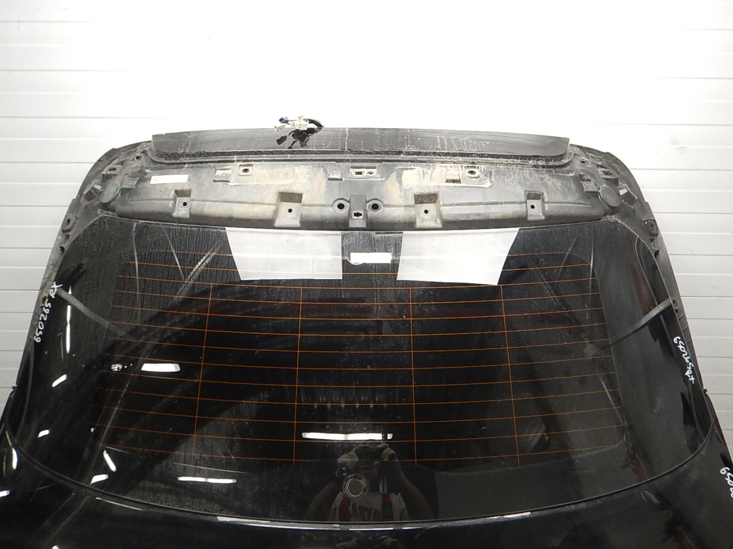 Стекло двери багажника