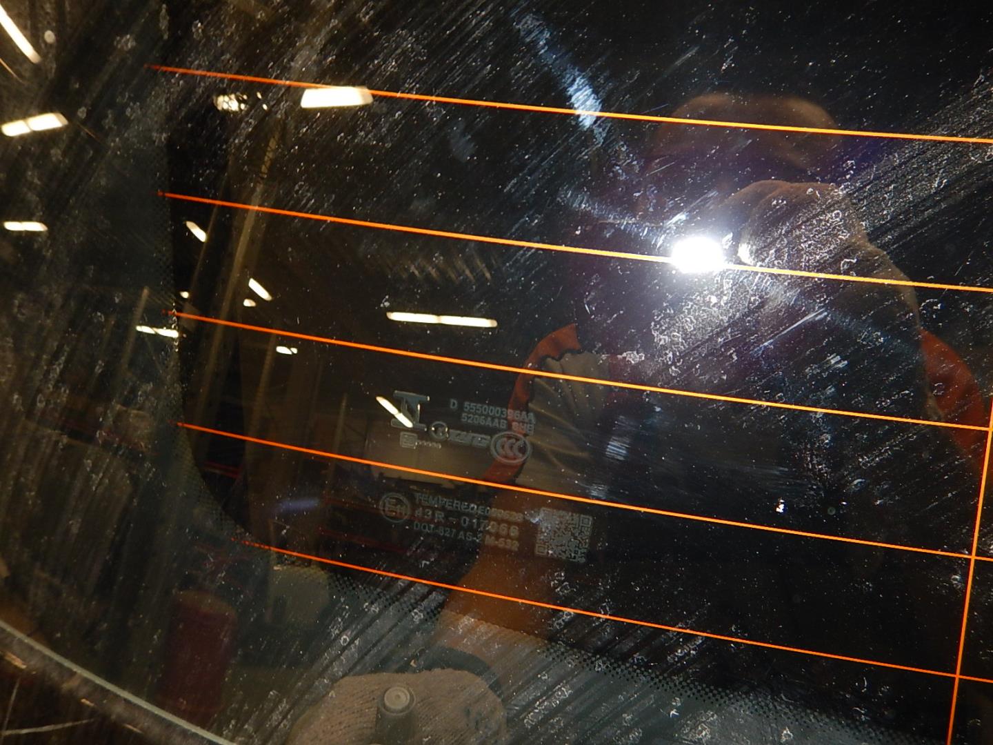 Стекло двери багажника