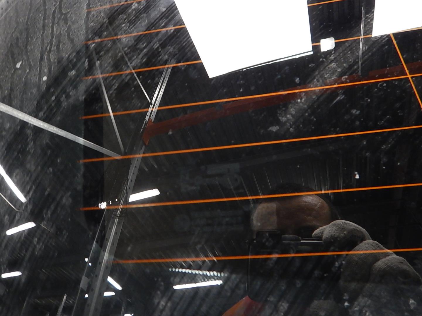 Стекло двери багажника