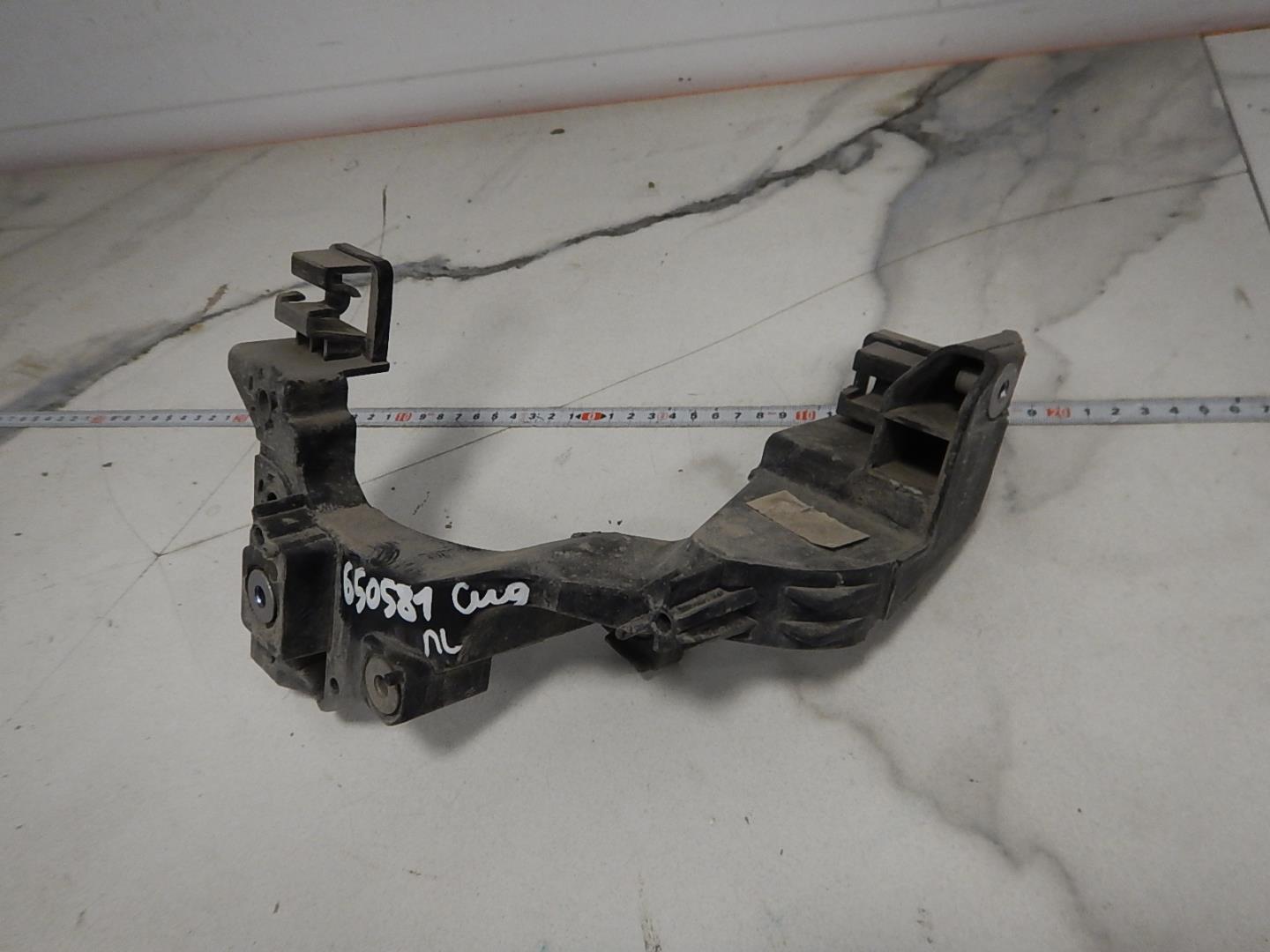 Кронштейн фар левый