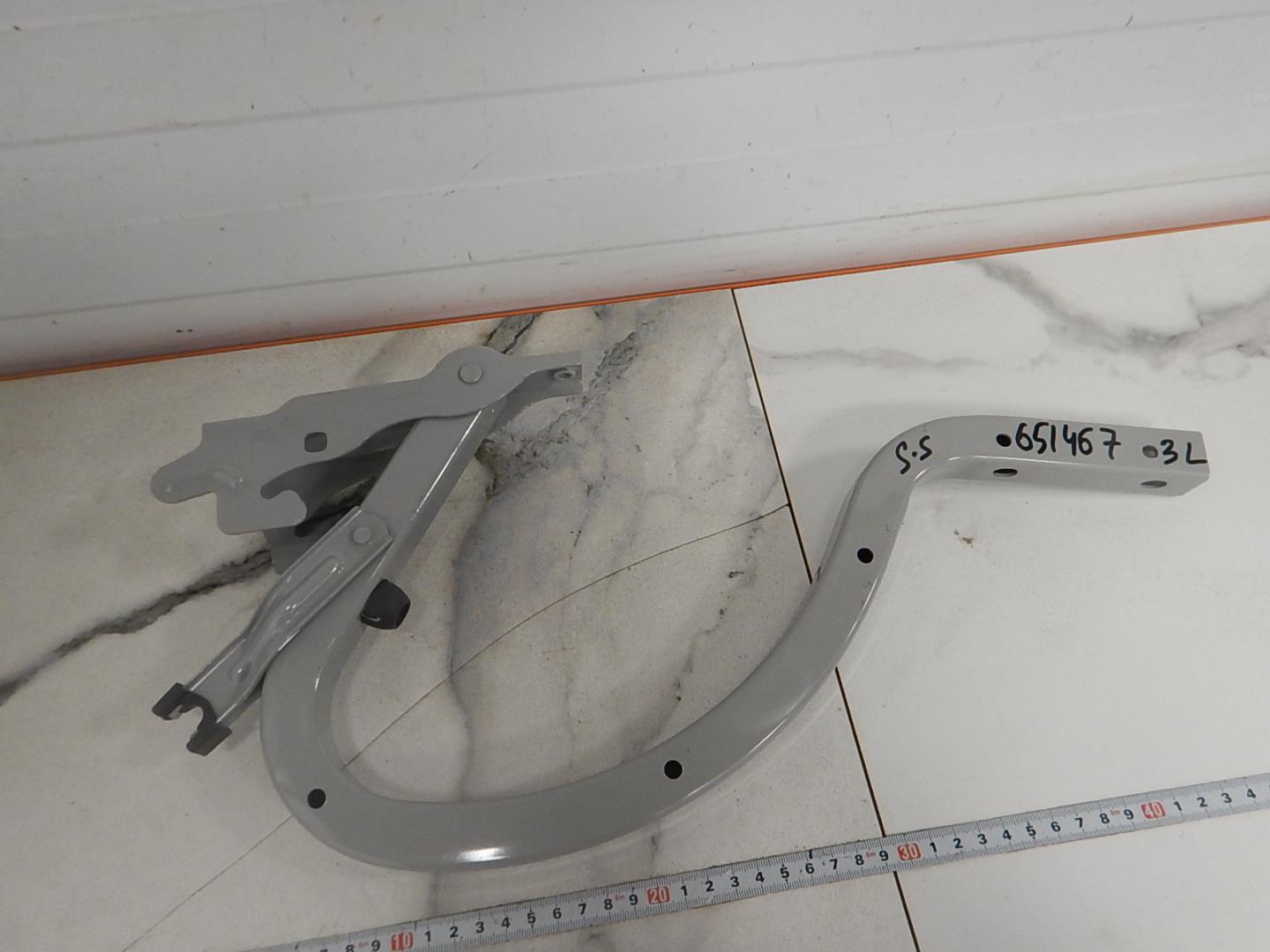 Петля крышки багажника