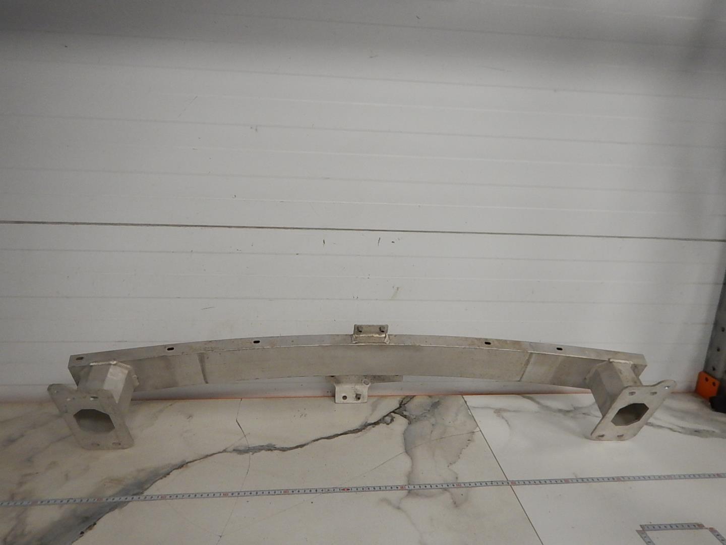 Усилитель переднего бампера