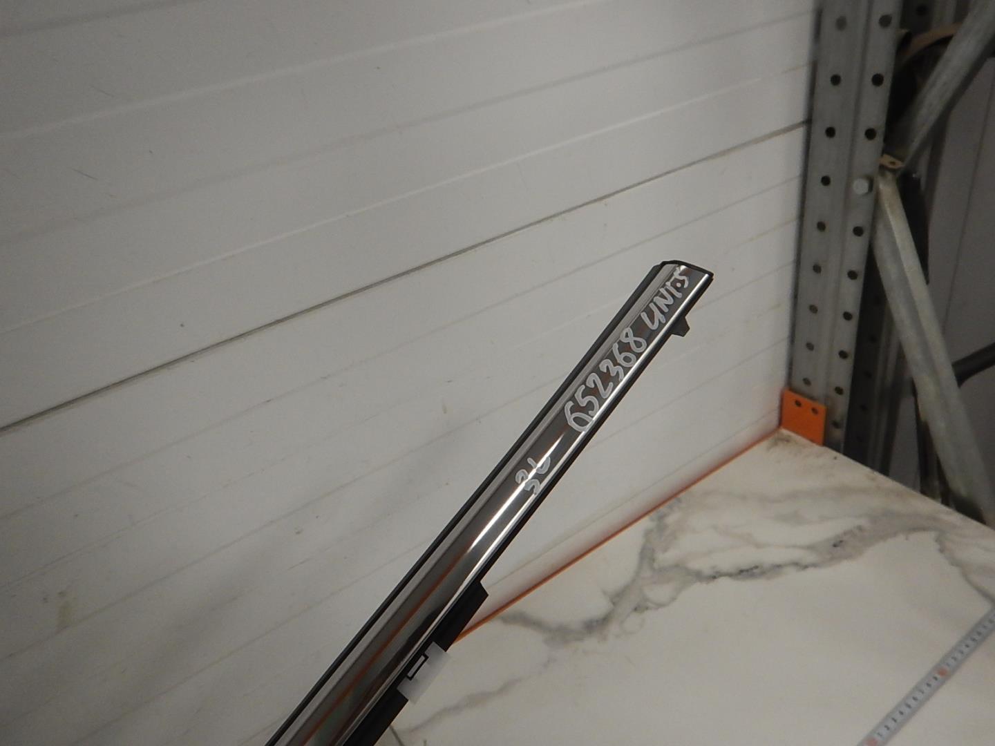 Накладка стекла заднего левого