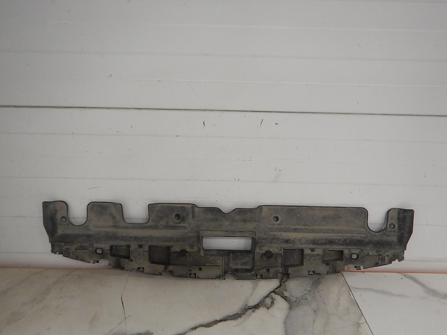 Кожух замка капота