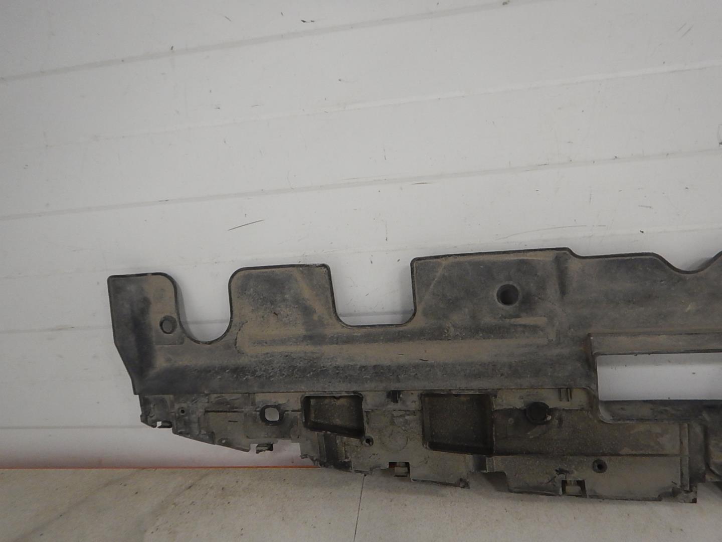 Кожух замка капота