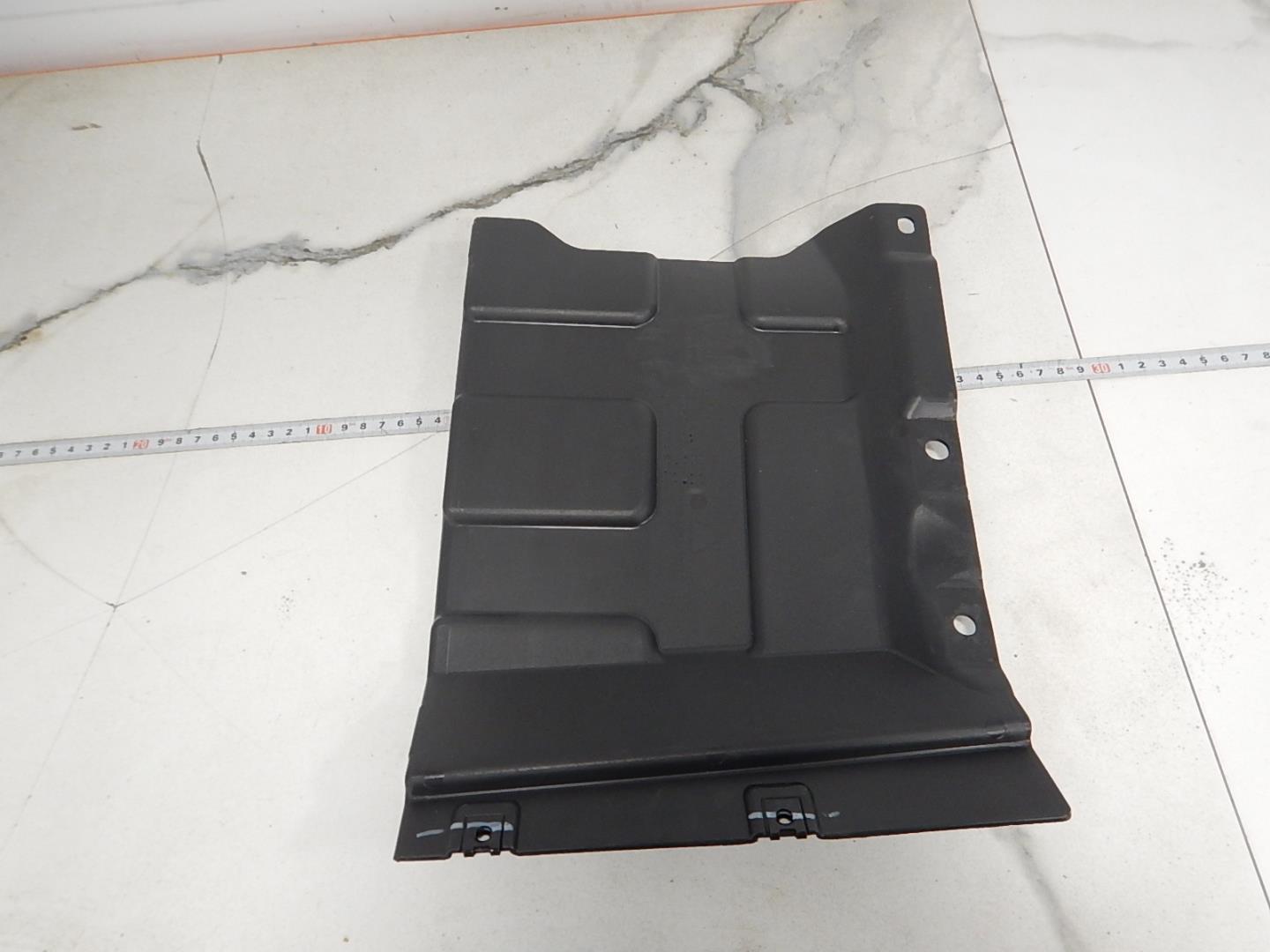 Пыльник двигателя боковой правый