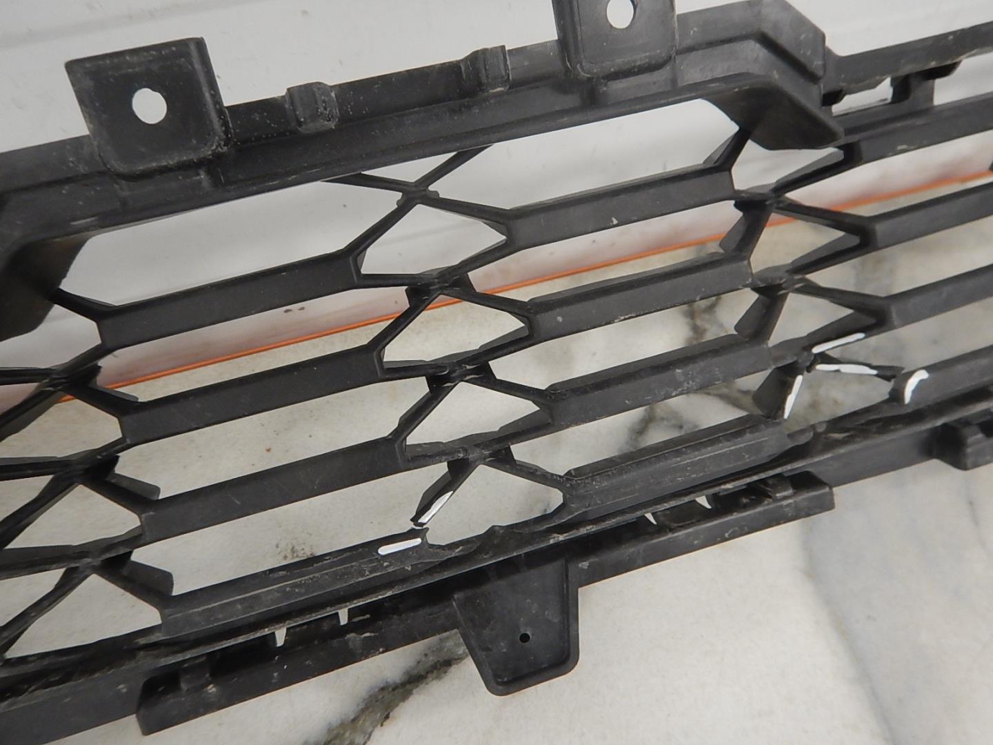 Решетка в бампер центральная