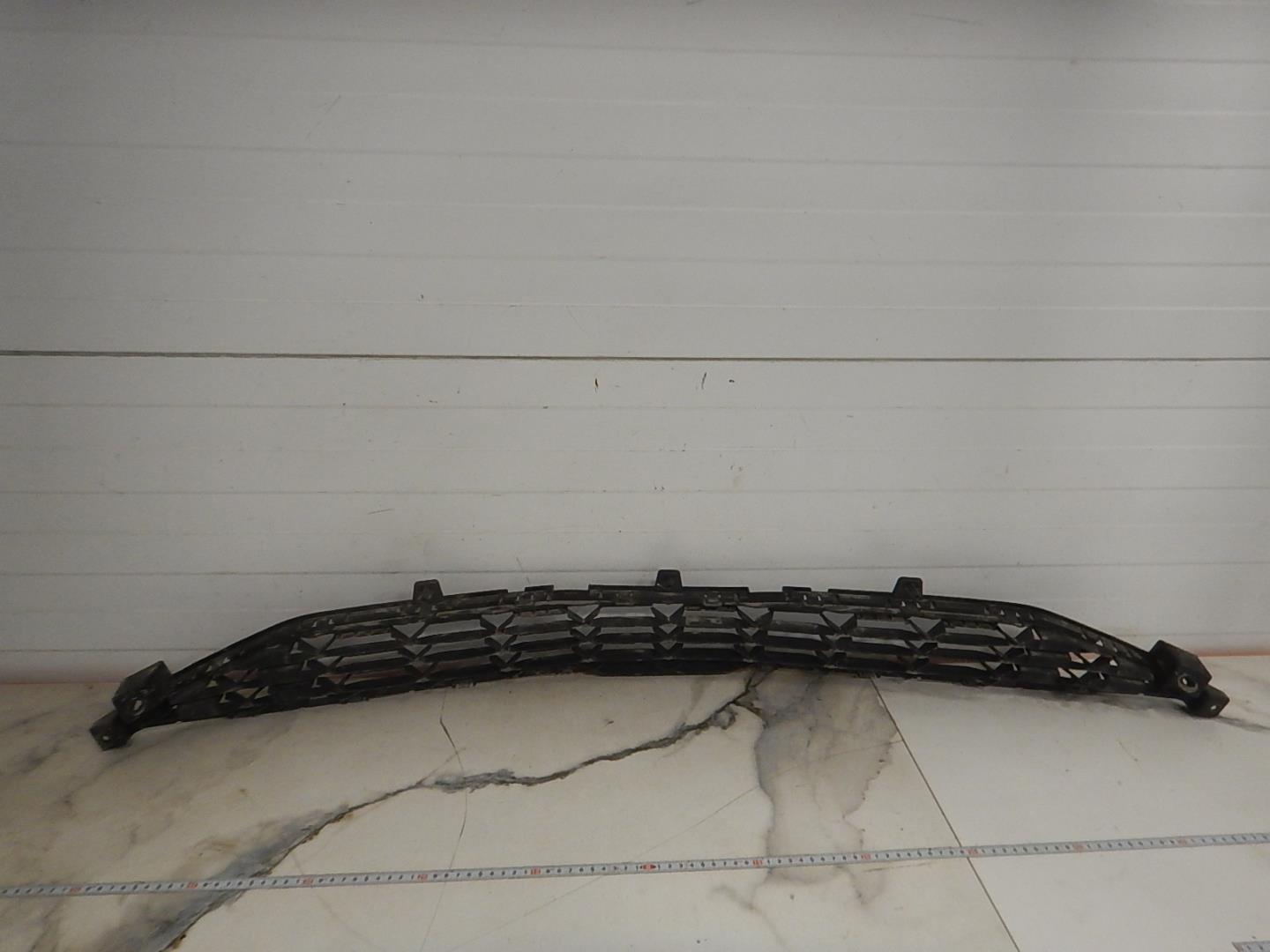 Решетка в бампер центральная