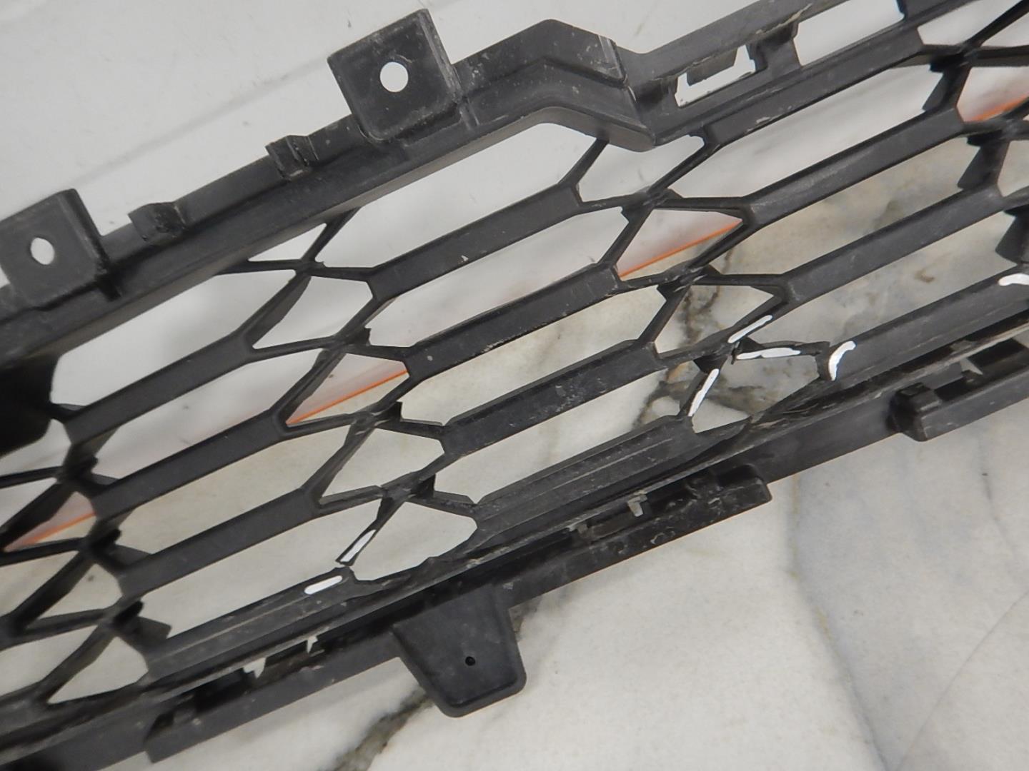 Решетка в бампер центральная