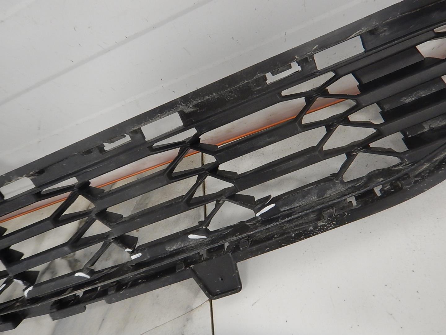 Решетка в бампер центральная