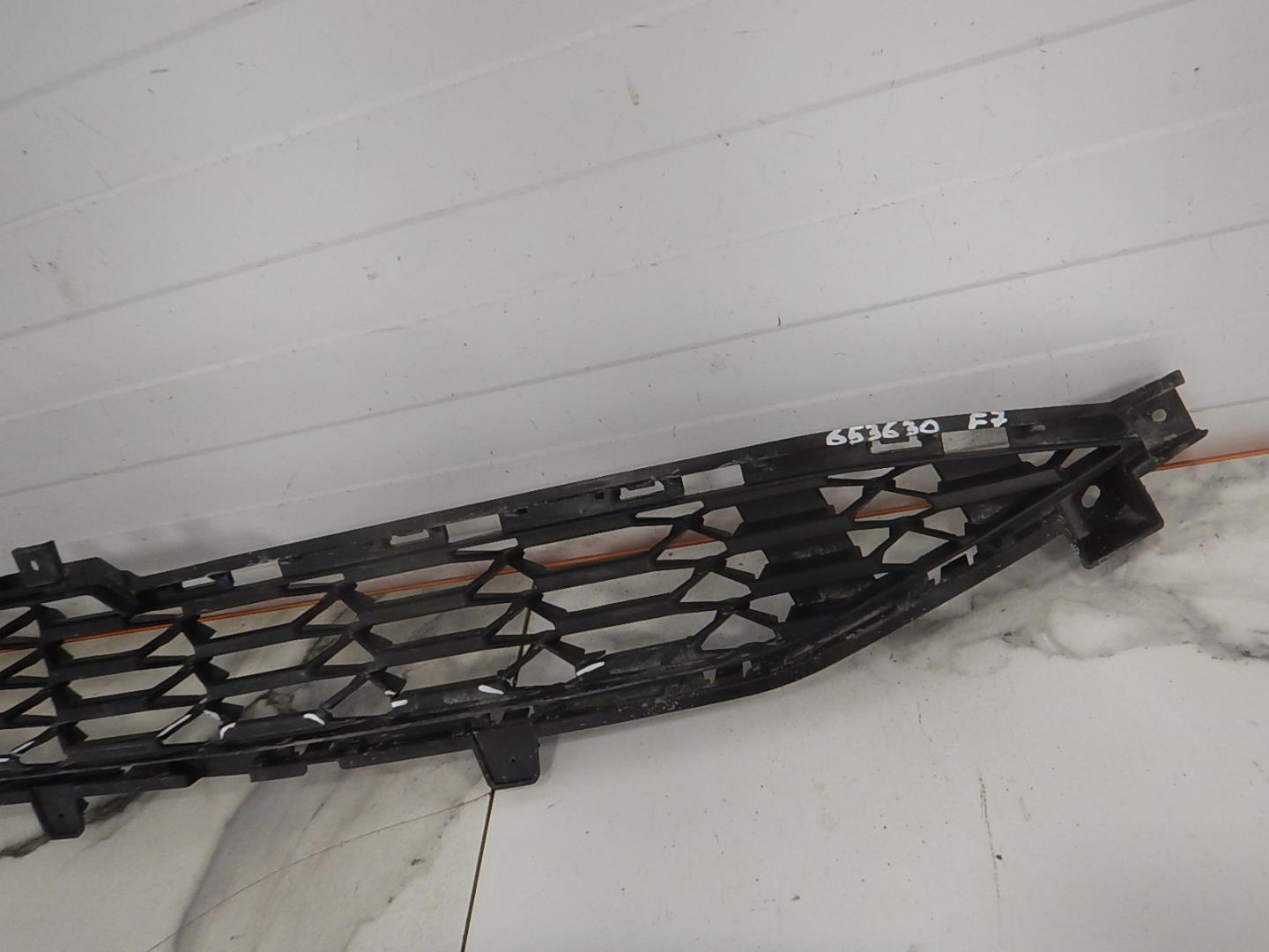 Решетка в бампер центральная