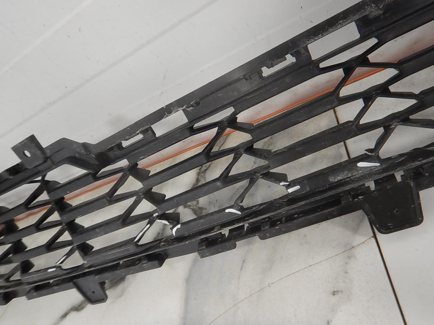 Решетка в бампер центральная