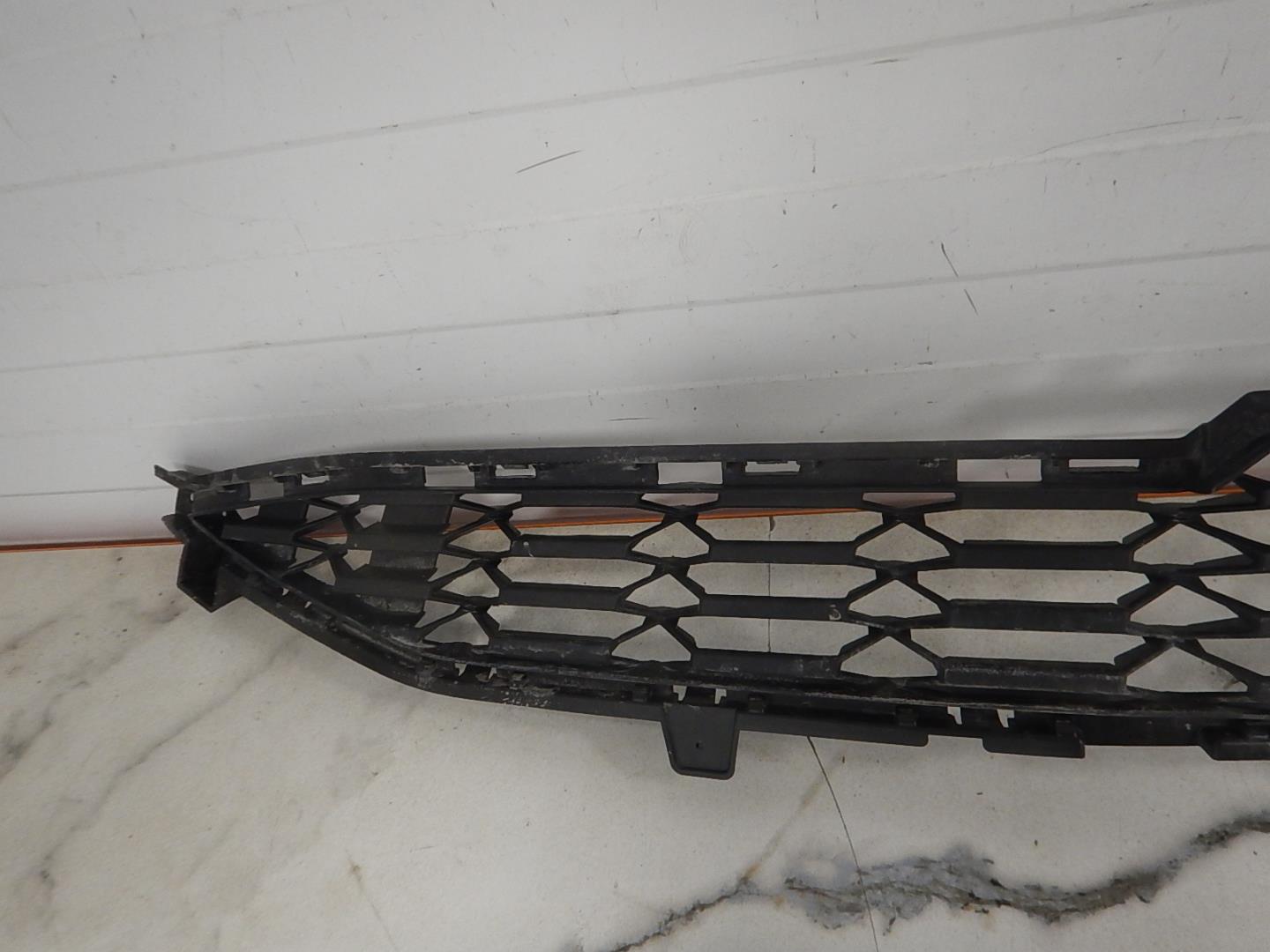 Решетка в бампер центральная