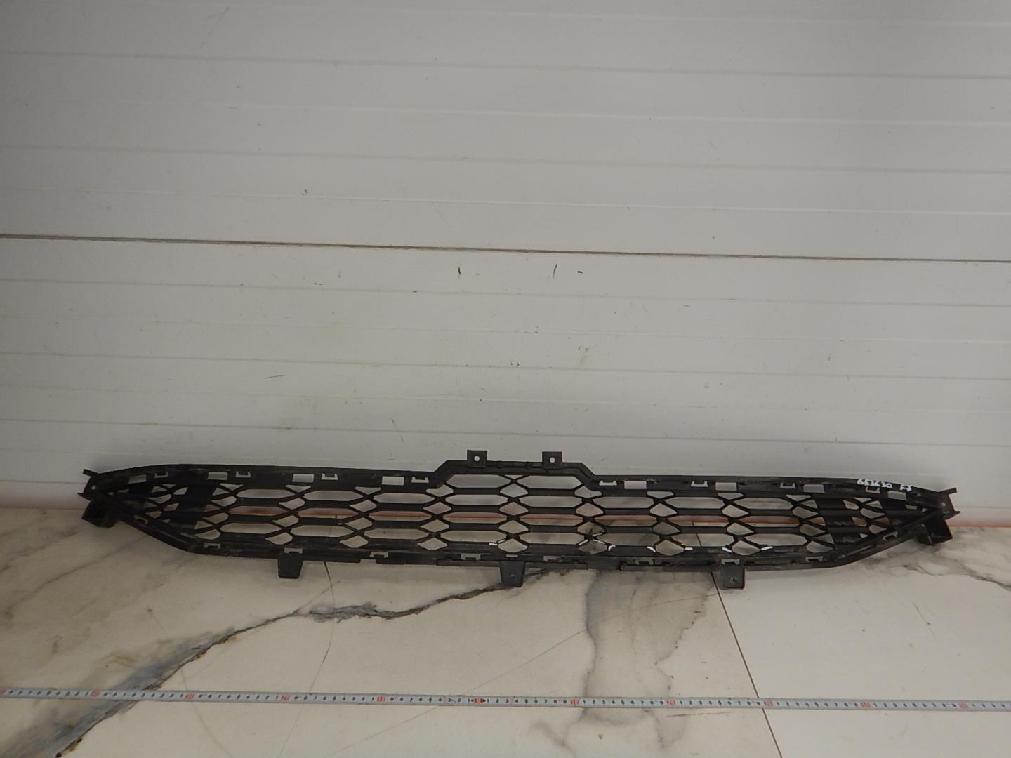 Решетка в бампер центральная