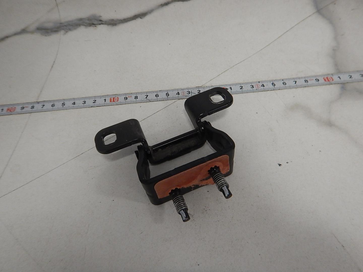 Петля двери багажника