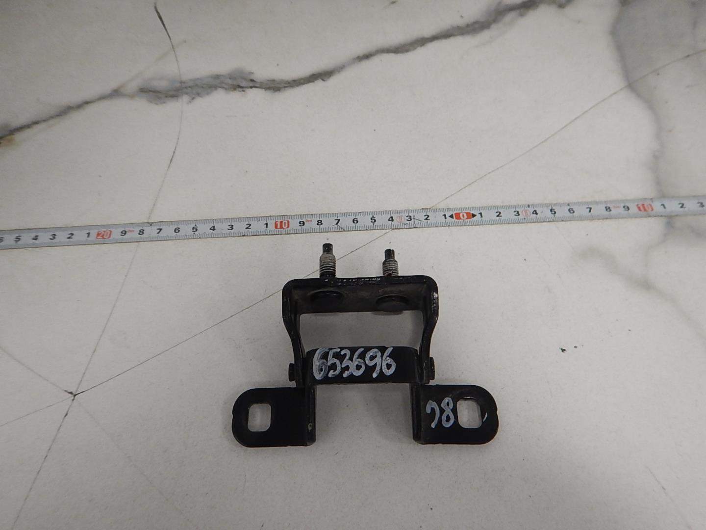 Петля двери багажника