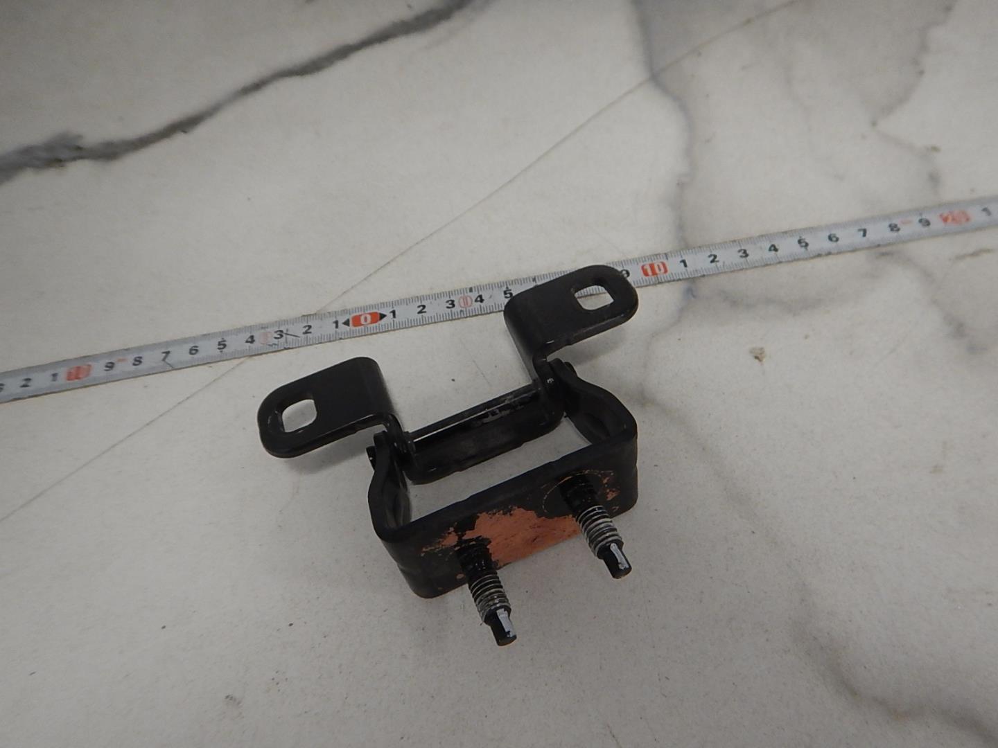 Петля двери багажника