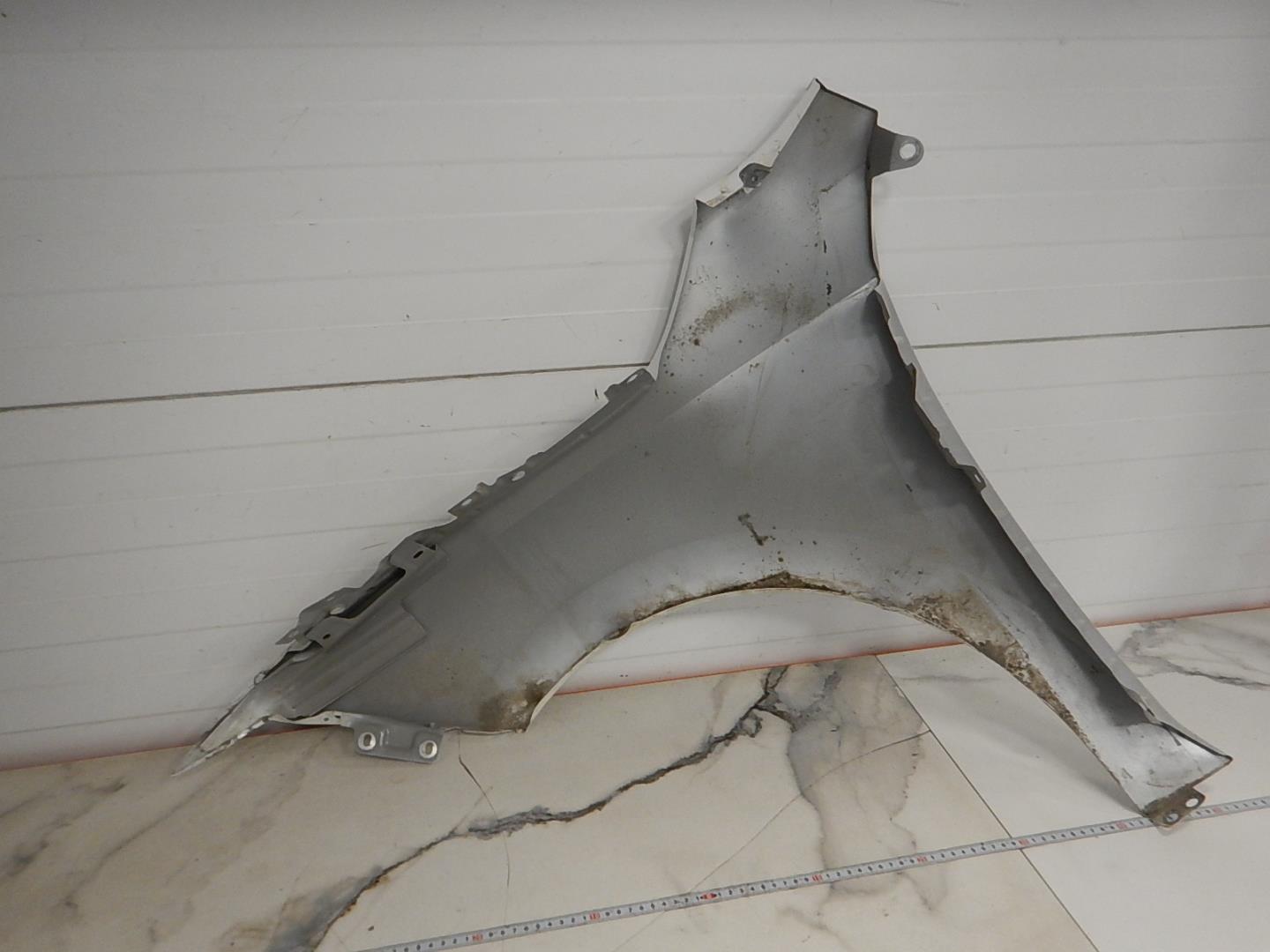 Крыло переднее правое