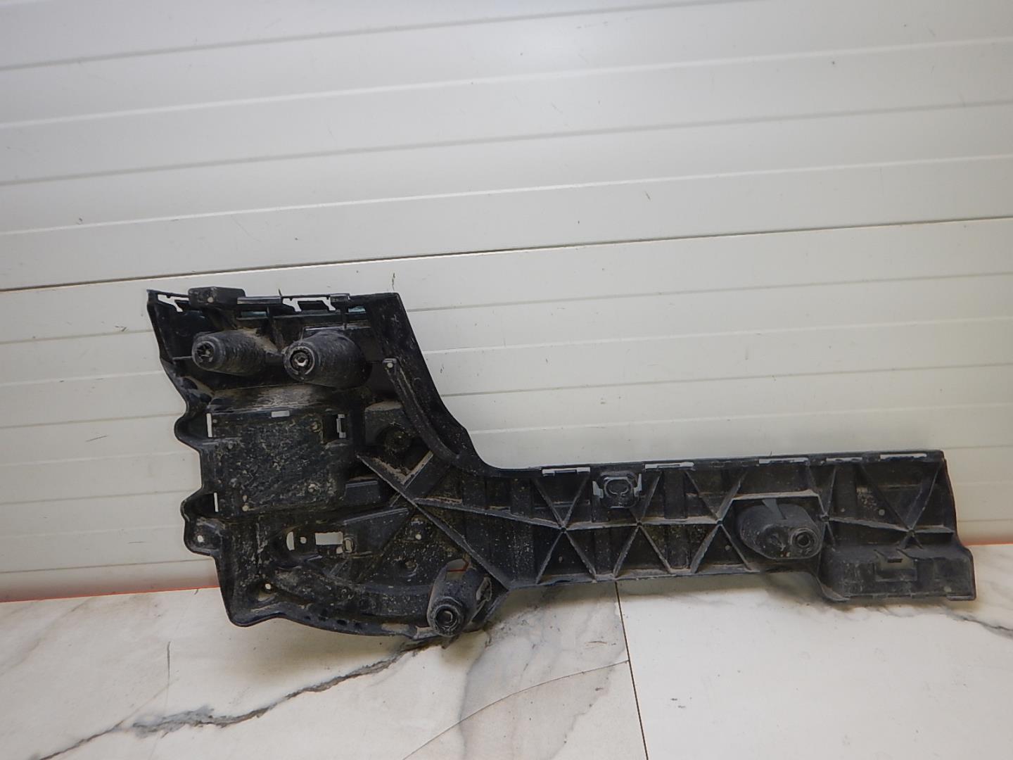 Кронштейн заднего бампера правый
