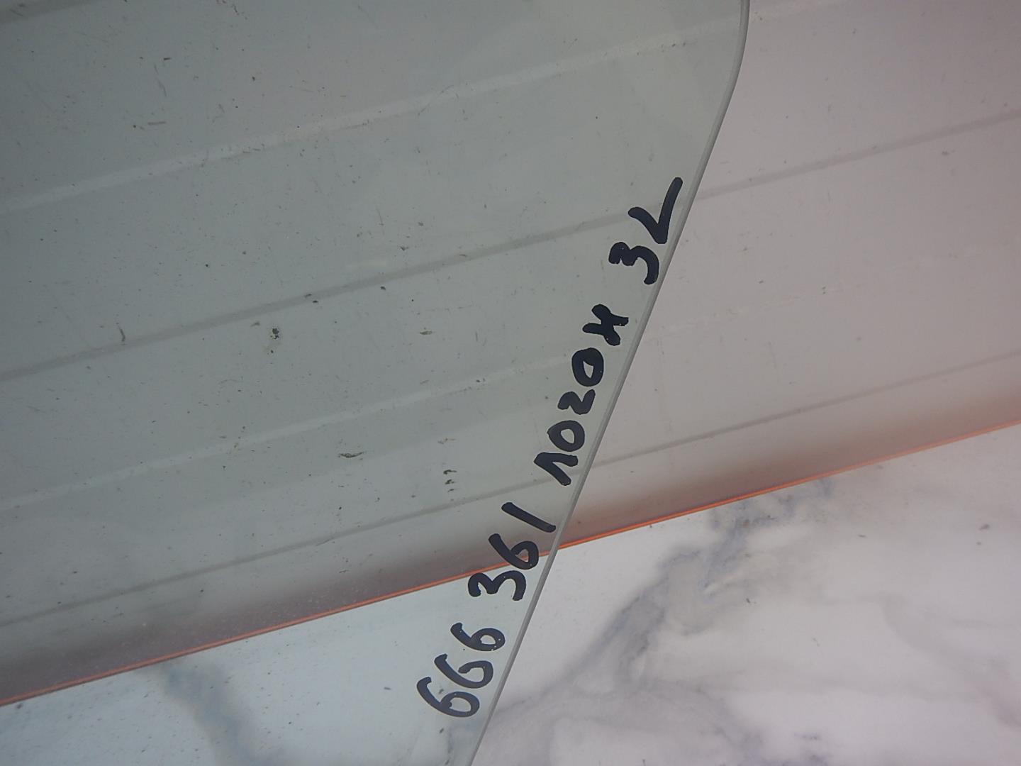 Стекло двери задней левой