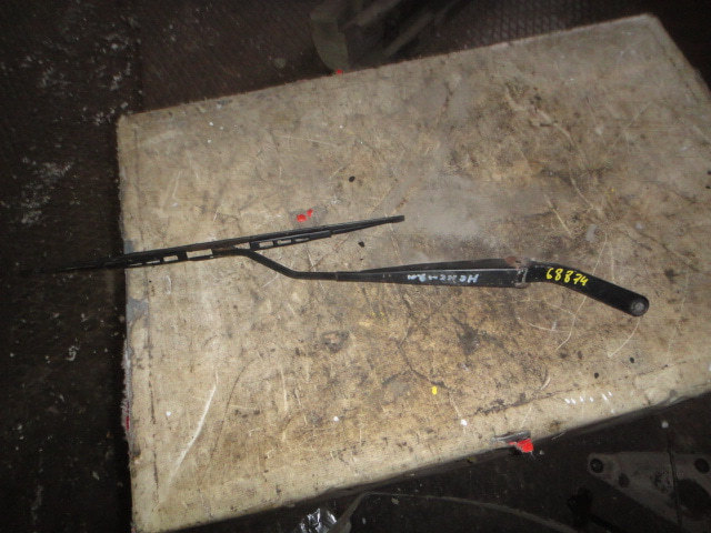 Поводок стеклоочистителя передний левый