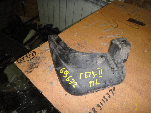 Брызговик передний правый