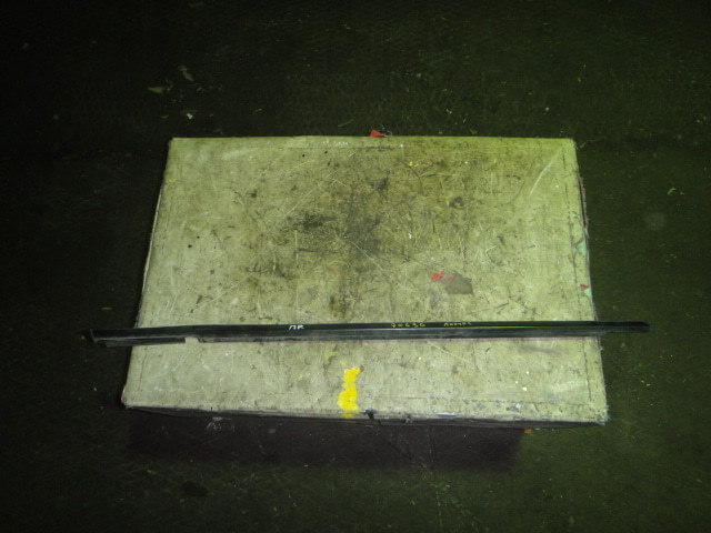 Накладка стекла переднего правого