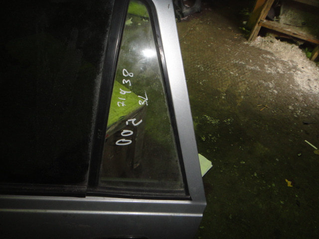 Стекло двери задней левой (форточка)