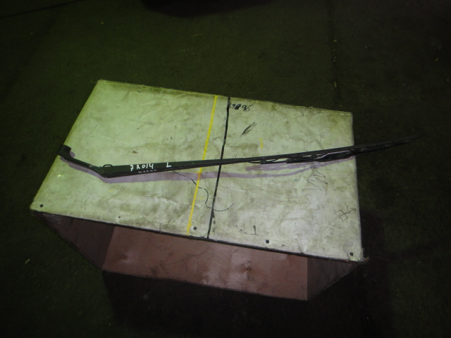 Поводок стеклоочистителя передний правый