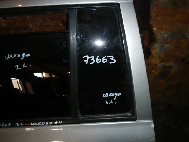 Стекло двери задней левой (форточка)